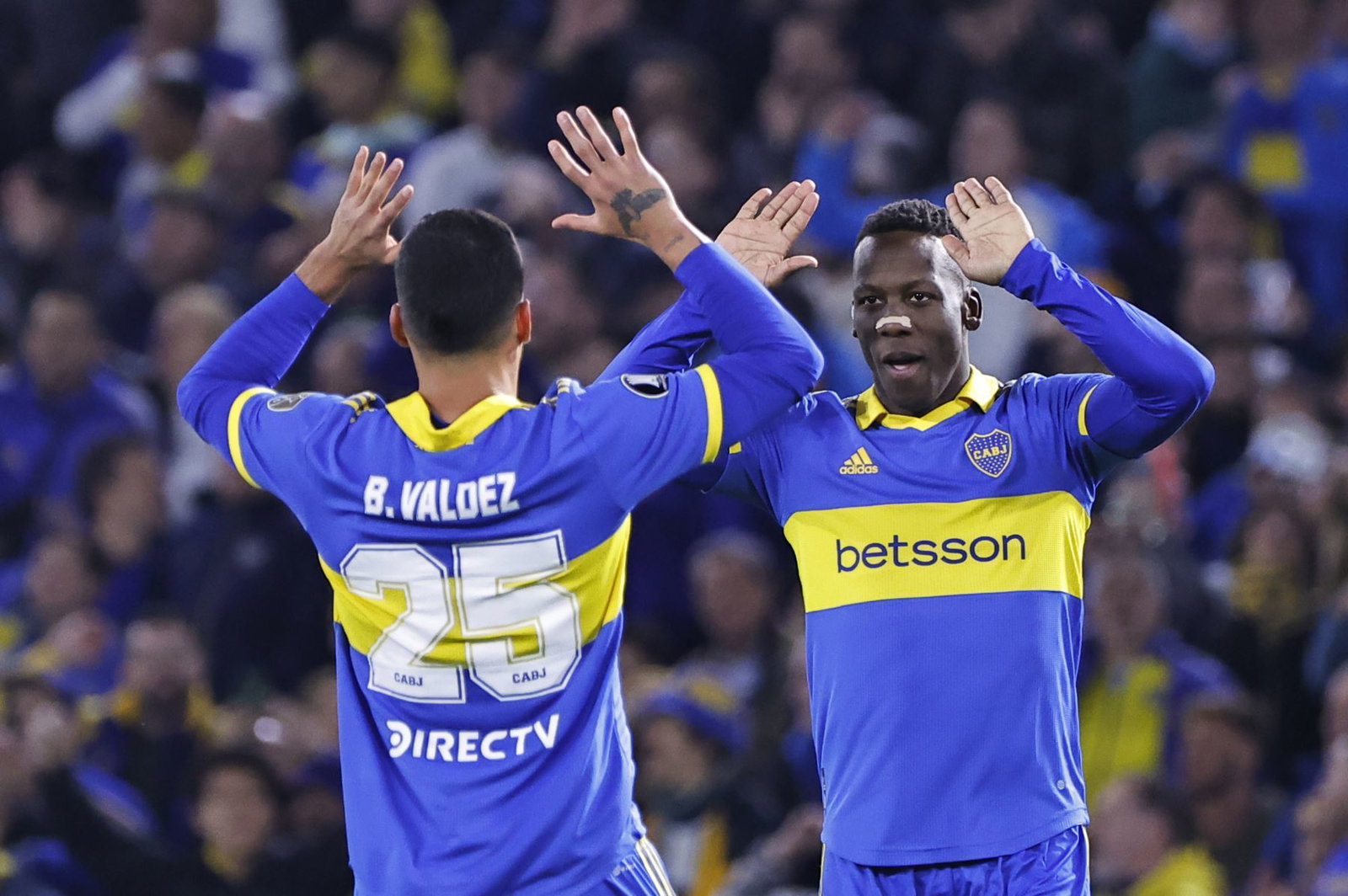 Advíncula renueva con Boca Juniors.