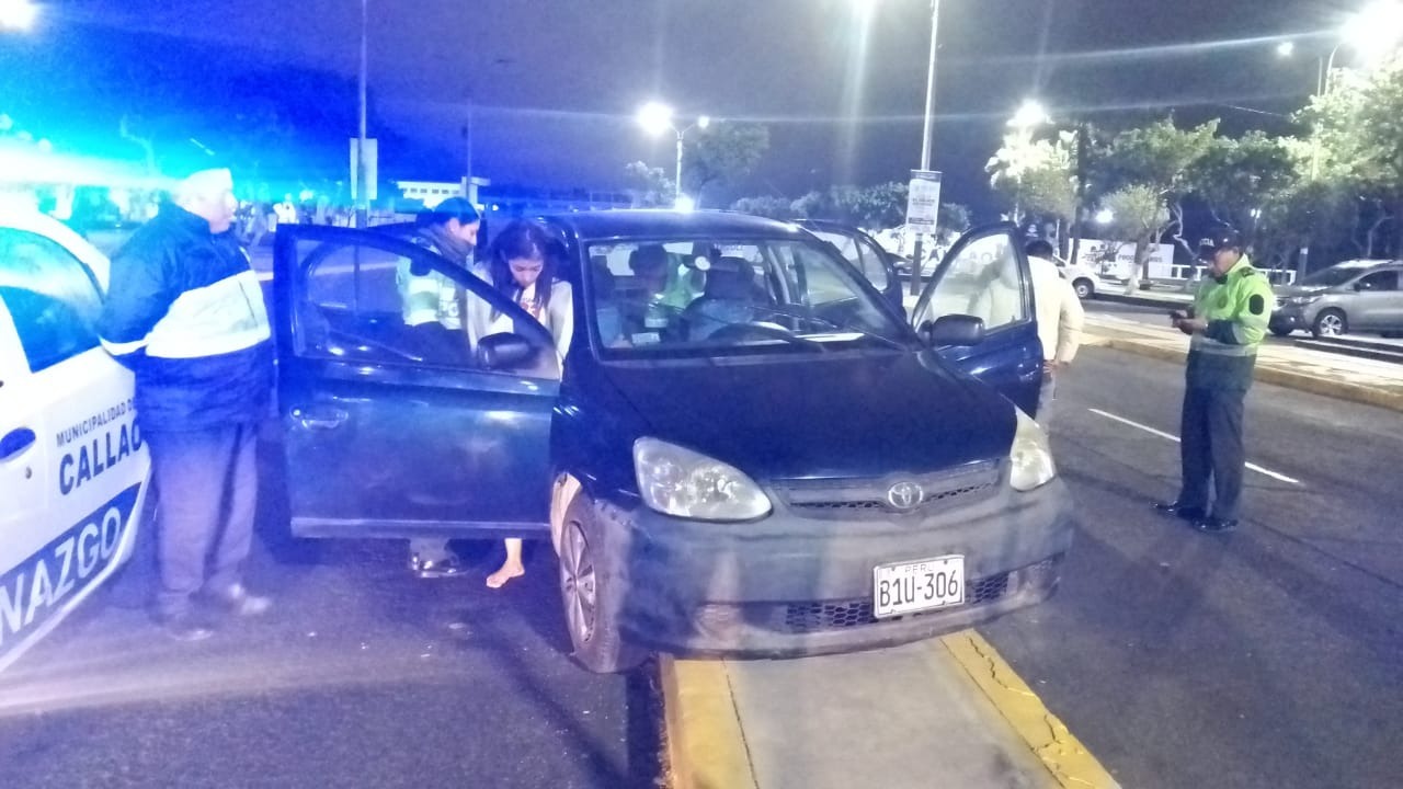 Auto se va contra la berma en Av. Gamarra.
