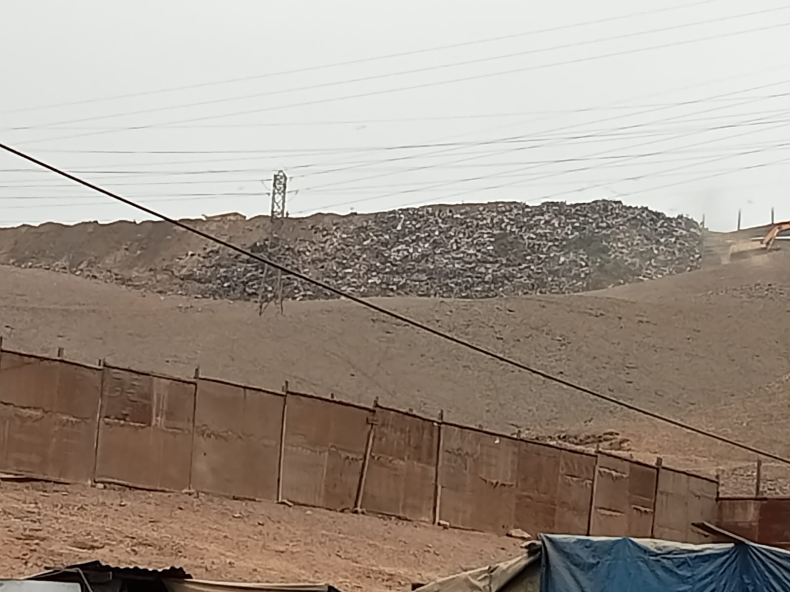 Basurero cerca de viviendas en Ventanilla.