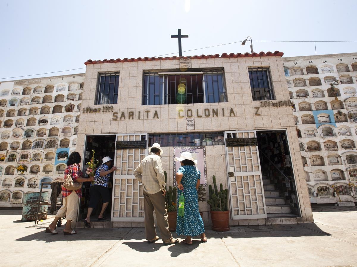 Cientos de personas visitaron cementerios en el Callao.