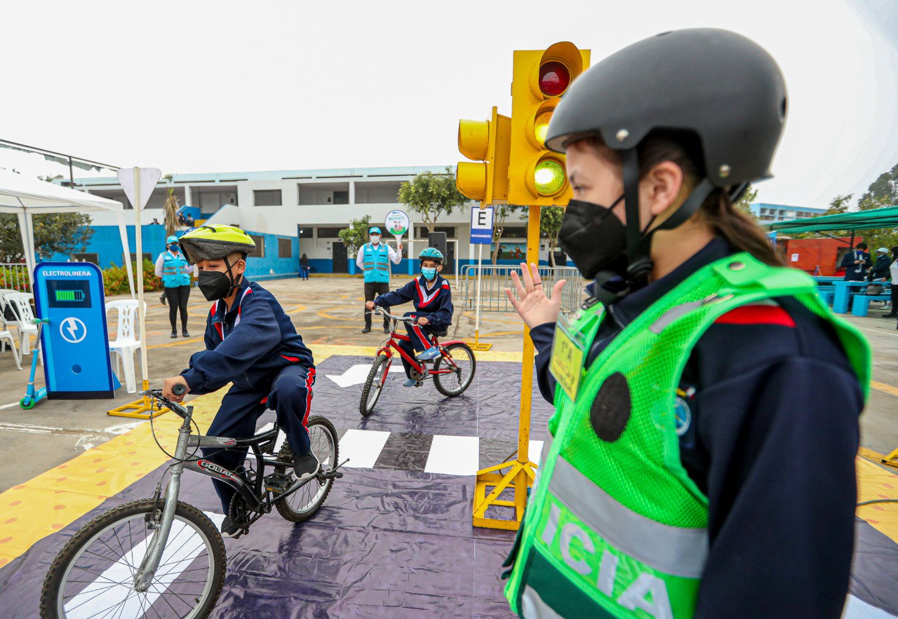 Dan iniciativa para que escolares se dirigiran hacias su centros educativos en bicicleta.