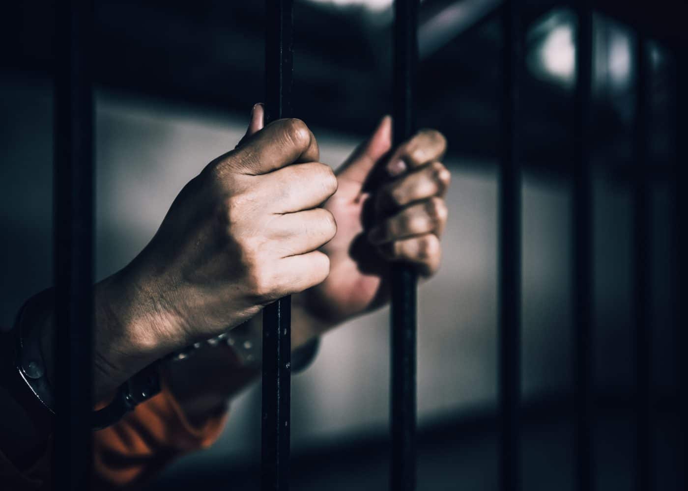 Detenido por viajar con dinero ilícito.