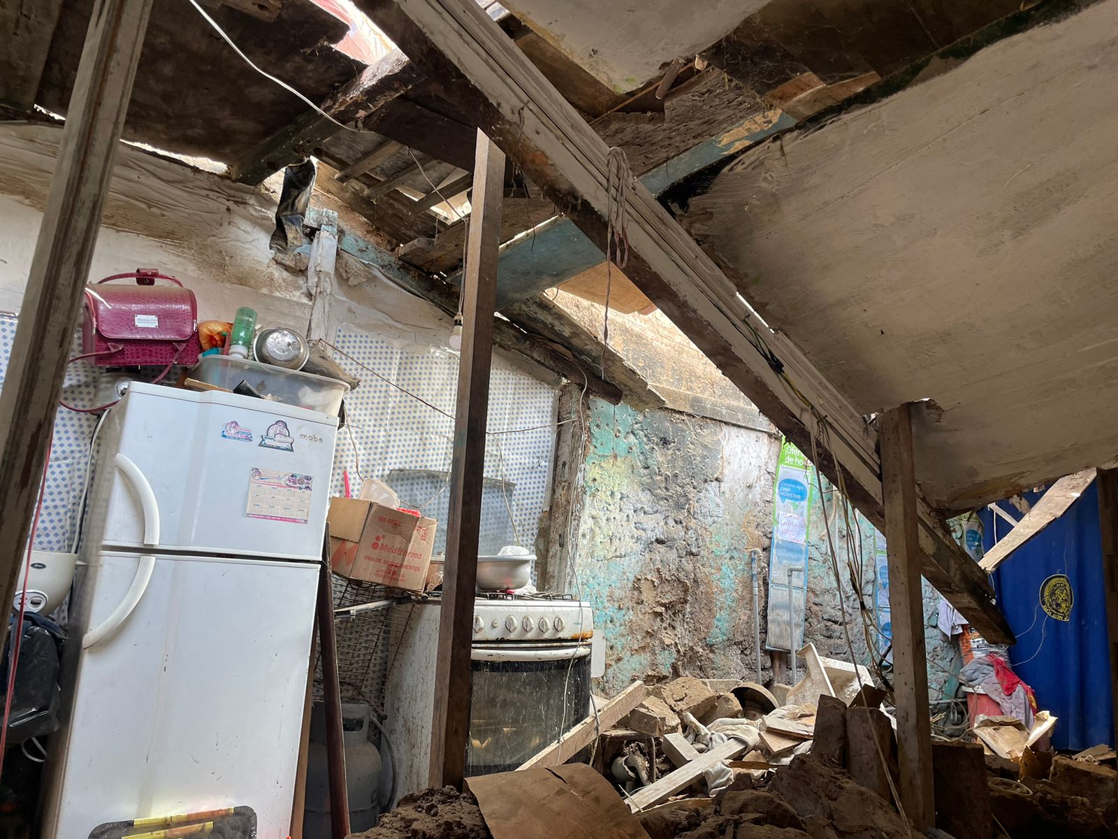 Familia se salva de morir tras que se caiga techo de su vivienda.