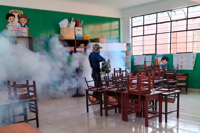 Fumigación en colegios de callao por dengue.