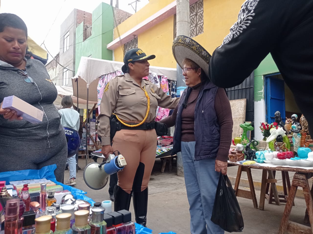 Policía del Callao sorprende a mamitas.
