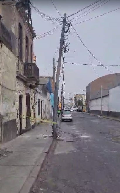 Poste apunto de caerse en Callao.
