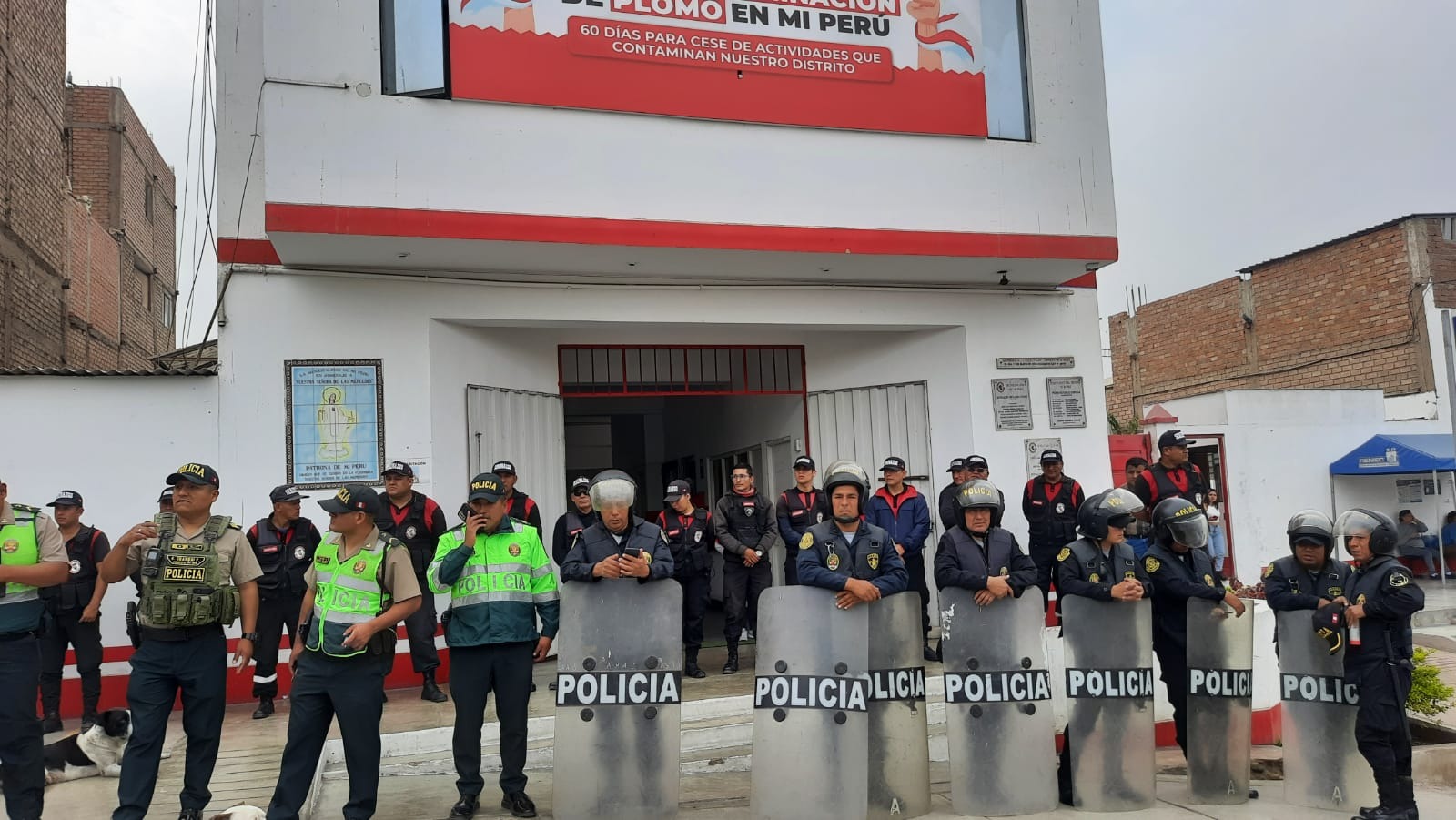 Protestas frente a la municipalidad de Mi Perú.