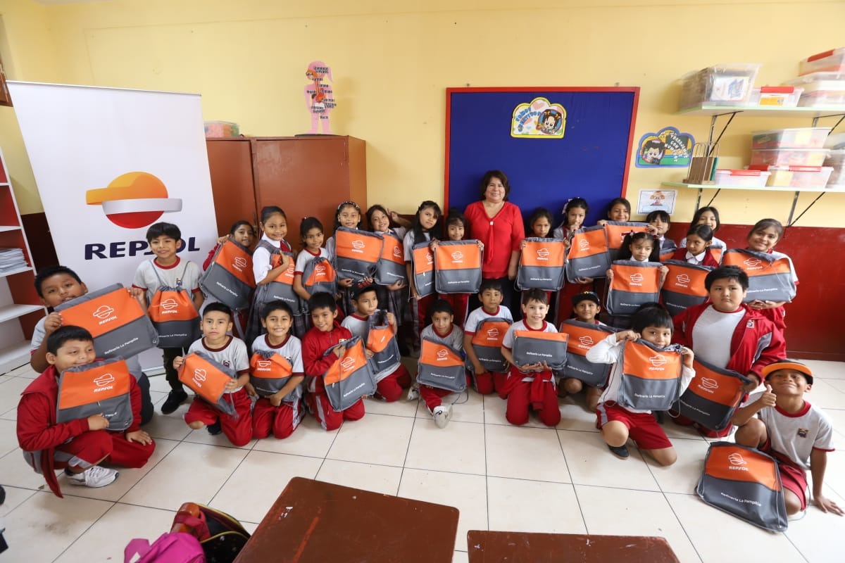 Refinería La Pampilla dona utilez escolares a niños en Ventanilla.