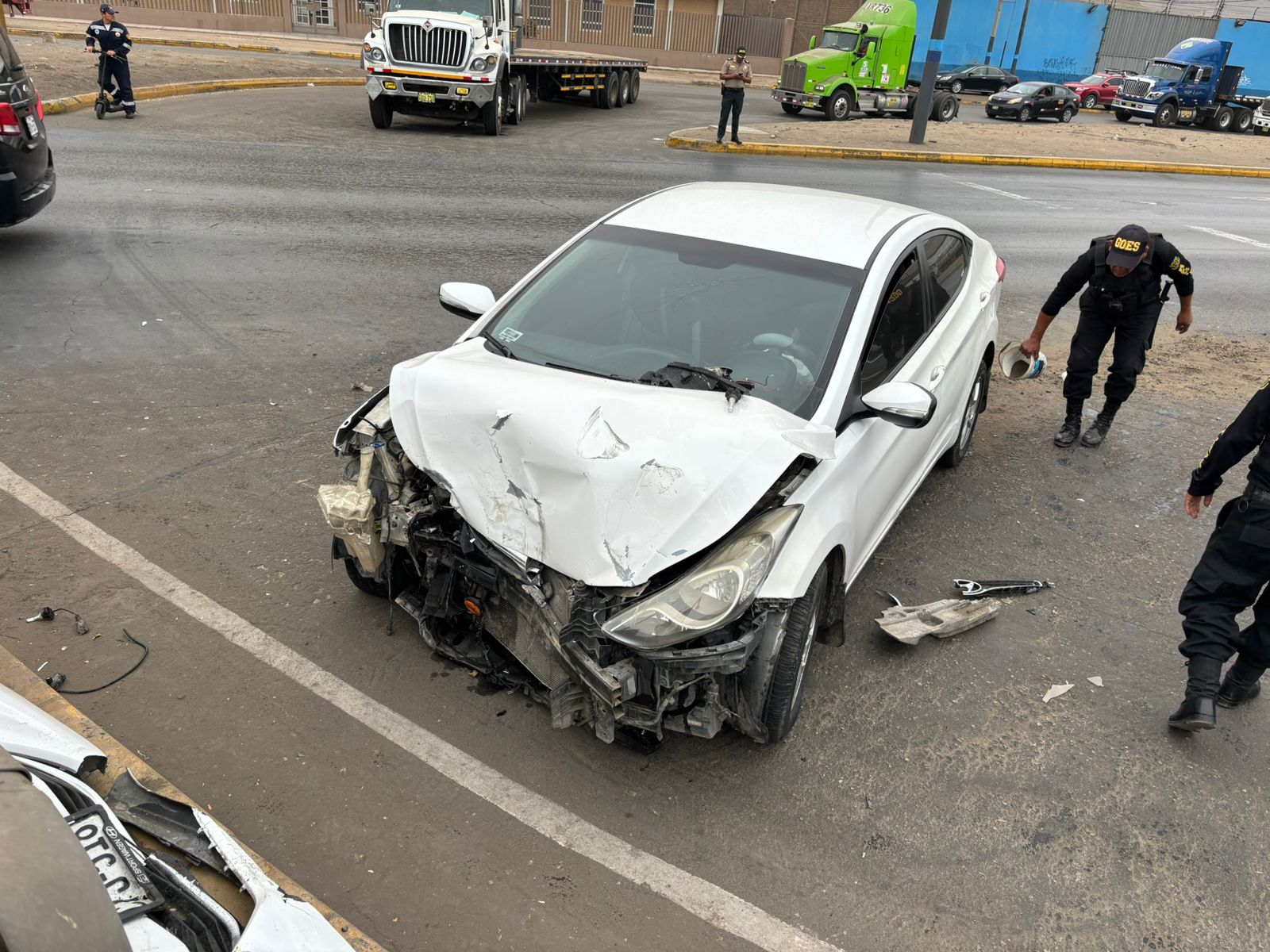 Tráiler choca contra auto en Nestor Gambeta.