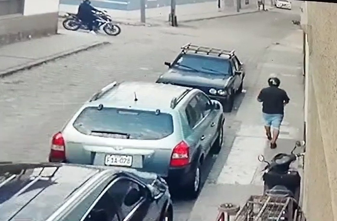 Delincuentes intentaron robar autopartes en Callao.|Delincuentes intentan robar autopartes de un automóvil.