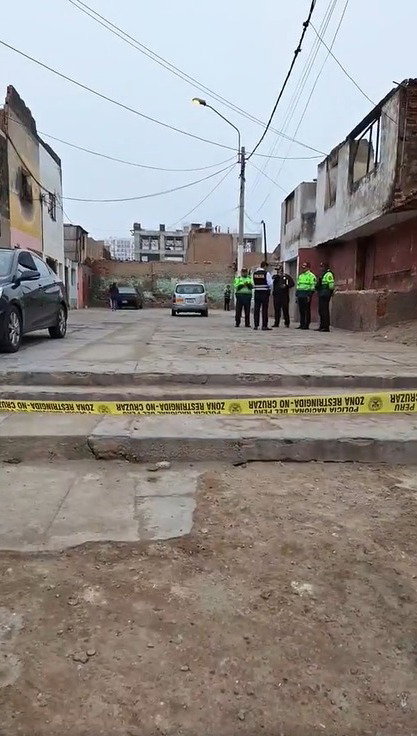 Un sujeto es asesinado dentro de su auto en La Perla.|