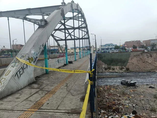 Auto se cae al río tras persecución policial.|