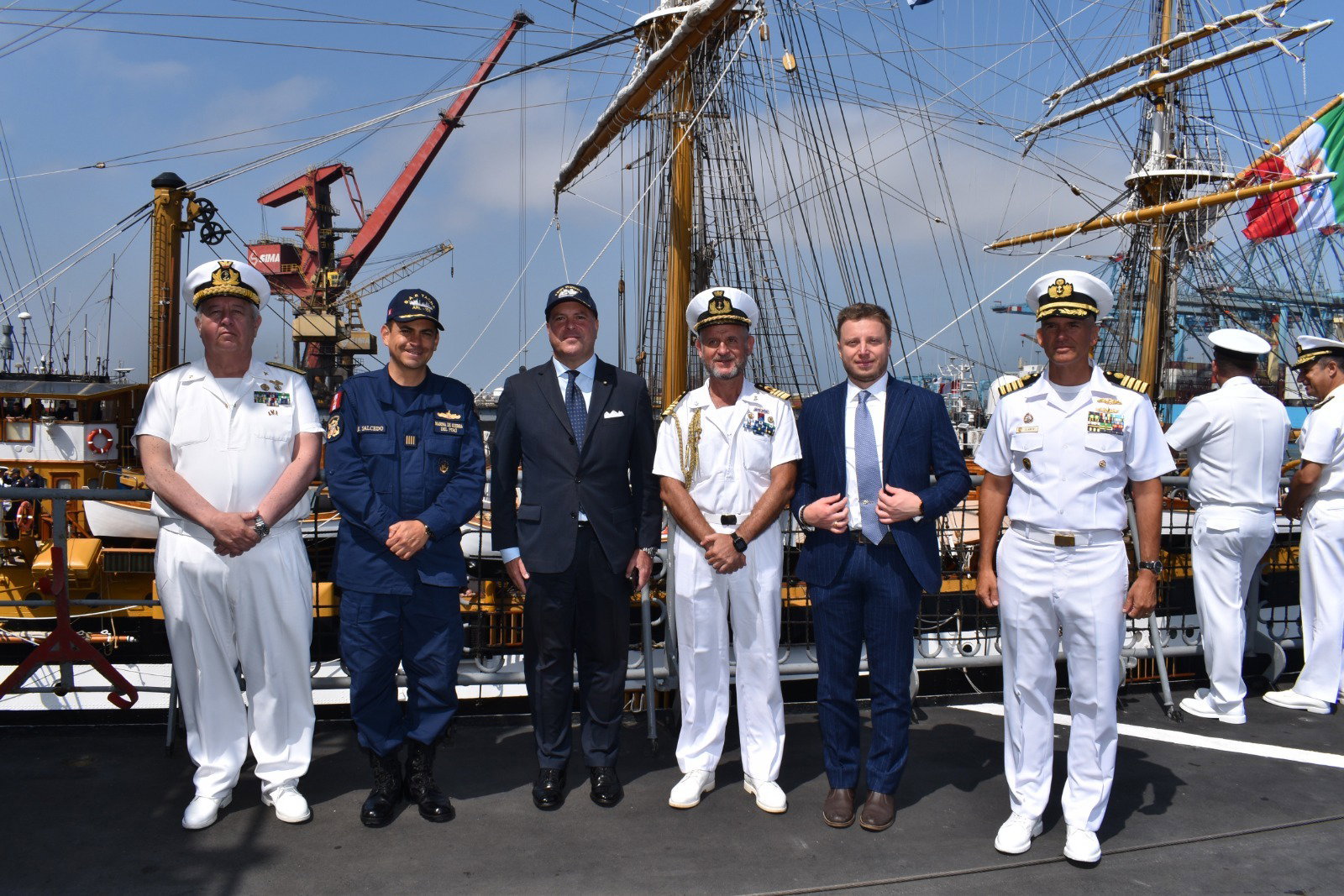 velero de instrucción de la Marina Militar Italiana se despidió del Callao.