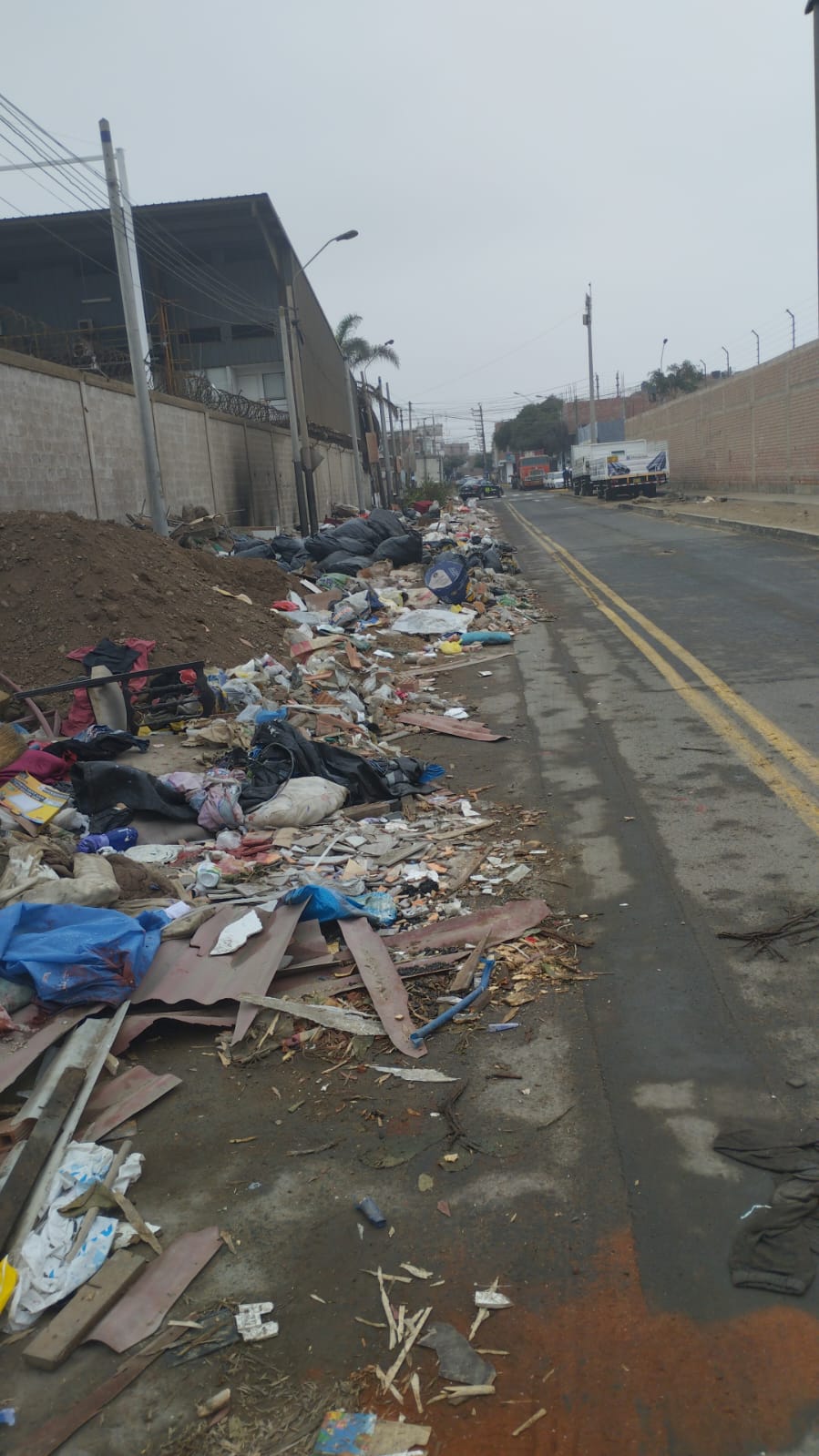 Acumulación de basura inunda las calles chalacas · Prensa Chalaca