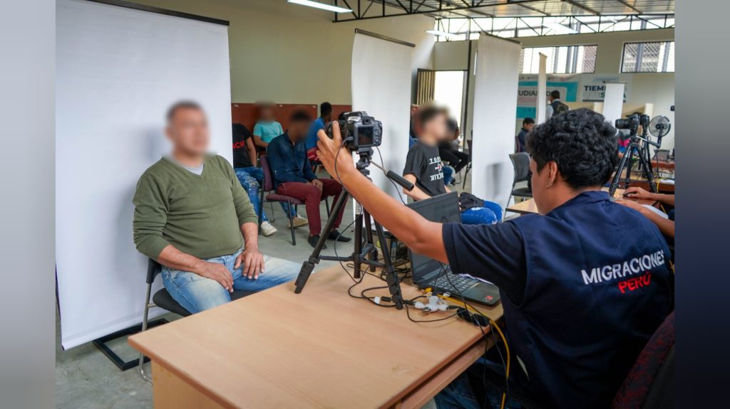 TOMAN DATOS BIOMÉTRICOS DE MÁS DE 600 PRESOS EXTRANJEROS