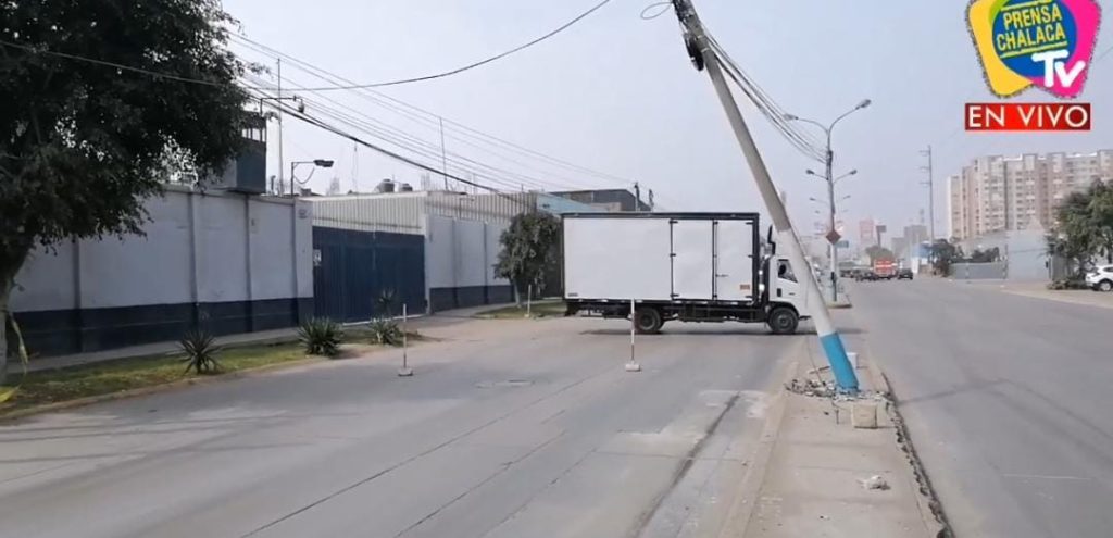 Poste a punto de caer es un peligro
