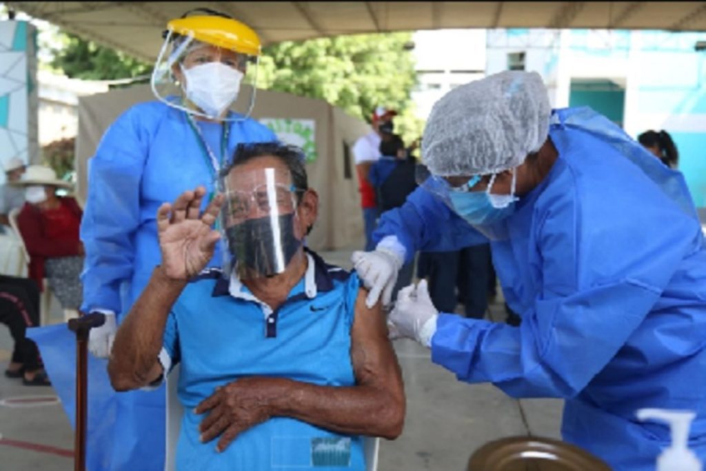 Covid-19: Aseguran que vacunación a mayores de 50 años empezará en julio