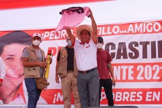 Castillo recibió la camiseta del Boys en su visita al Callao