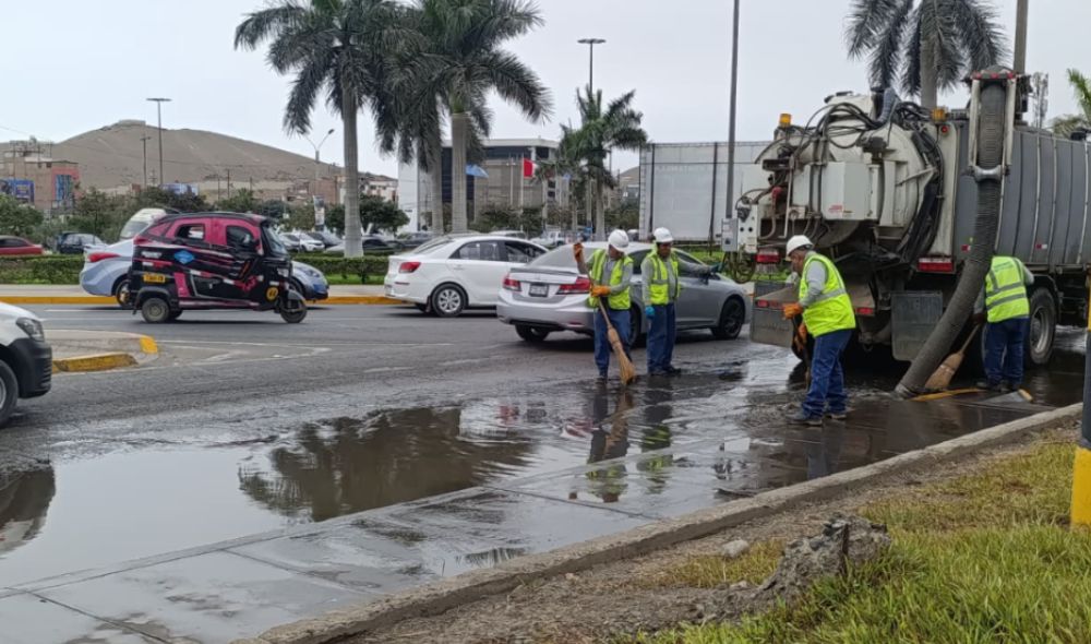 Ventanilla: Colapso de desagüe inunda la avenida Néstor Gambetta y genera caos vehicular