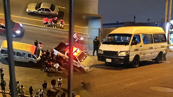 Balean a chofer de combi en la avenida Colonial