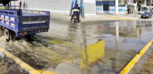 Ventanilla: Aguas servidas se apoderan de vía auxiliar de la avenida Gambetta