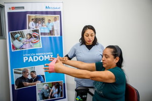 Capacitan a familiares para cuidar adultos mayores en casa a través de PADOMI