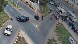 Bellavista: cámaras captan choque entre auto y motocicleta en la avenida Colonial